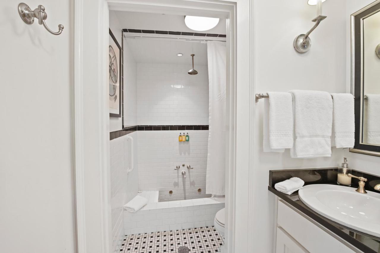 The James Madison Inn ภายนอก รูปภาพ